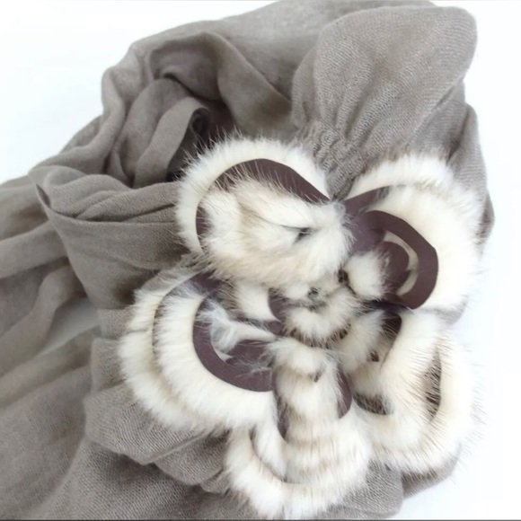 FENDI Sellaria Flower Fur Stall Cashmere/Silk Blend Scarf - Picture 9 of 16